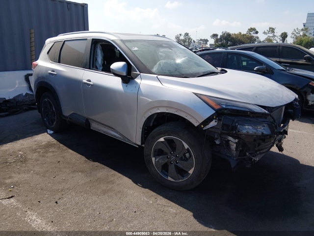 Salvage Nissan Rogue Image