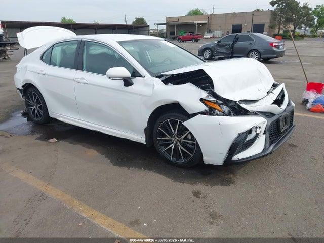 Salvage Toyota Camry Image