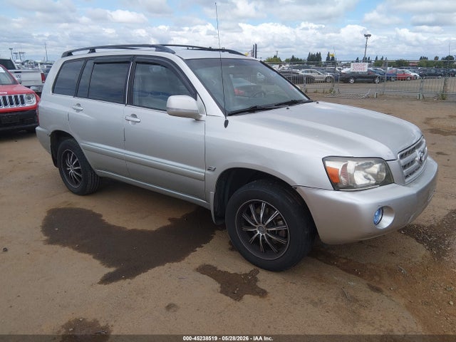 Salvage Toyota Highlander Image