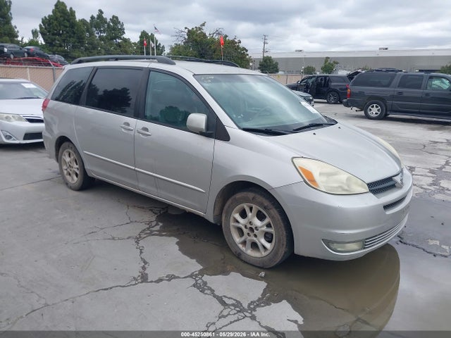 Salvage Toyota Sienna Image