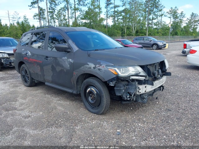 Salvage Nissan Pathfinder Image