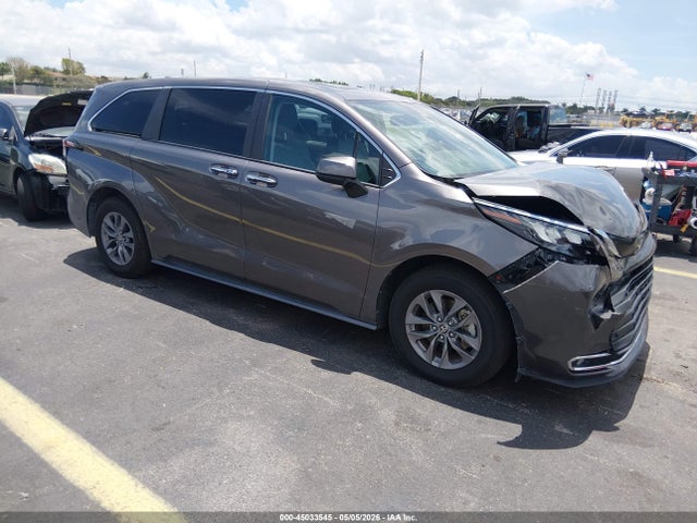 Salvage Toyota Sienna Image