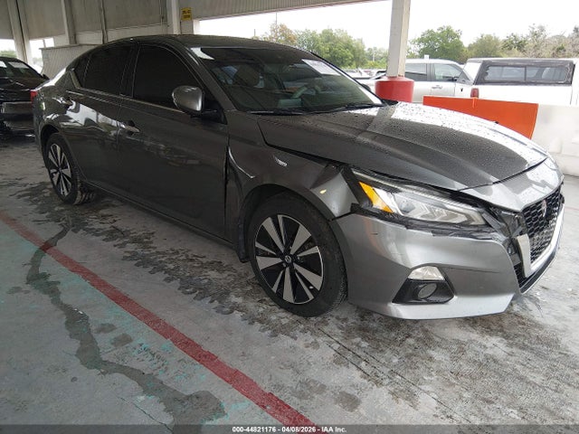 Salvage Nissan Altima Image