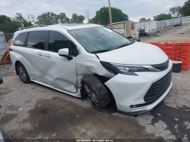 Salvage Toyota Sienna Image