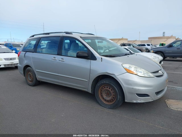 Salvage Toyota Sienna Image