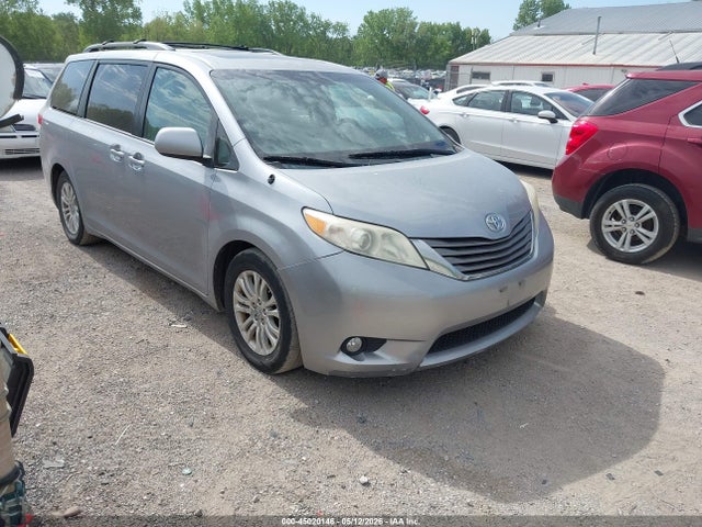 Salvage Toyota Sienna Image