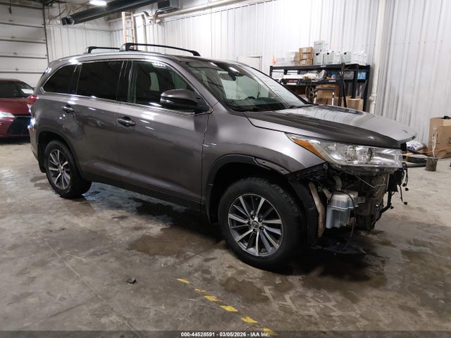 Salvage Toyota Highlander Image