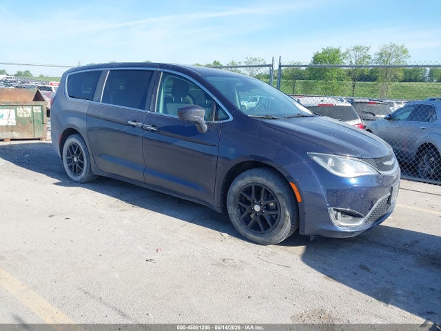 Salvage Chrysler Pacifica Image