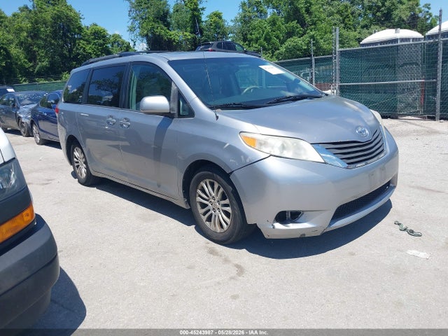 Salvage Toyota Sienna Image