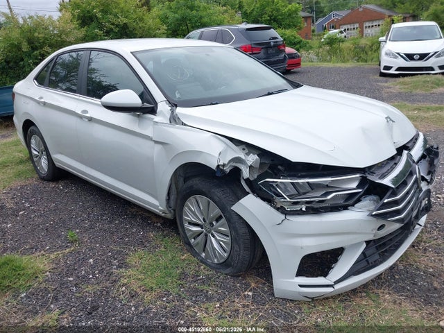 Salvage Volkswagen Jetta Image