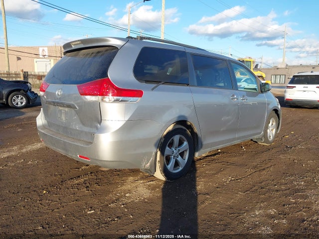 Toyota Sienna Le V6
