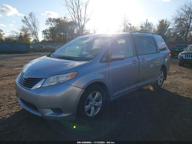Toyota Sienna Le V6