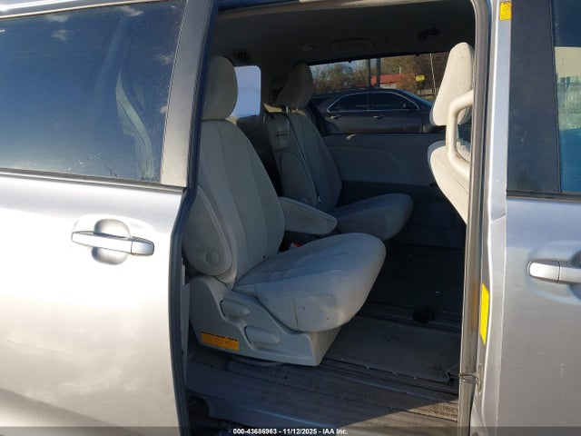 Toyota Sienna Le V6