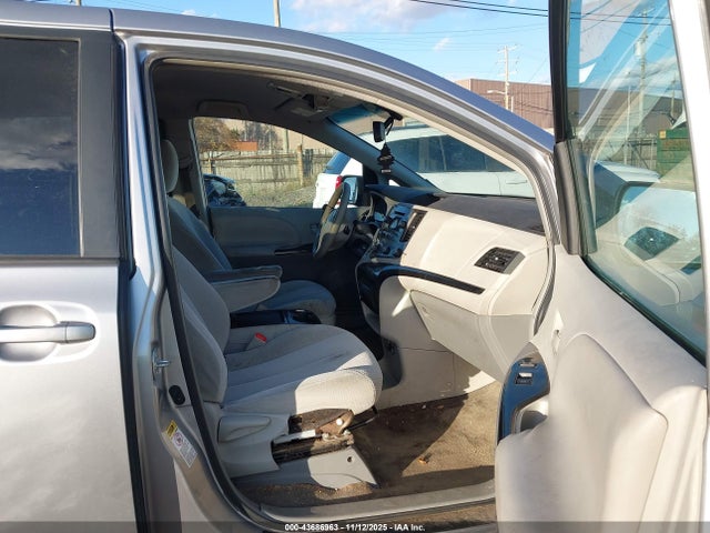 Toyota Sienna Le V6