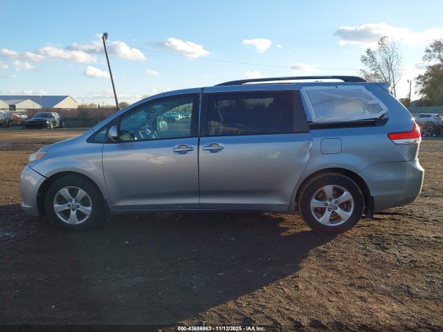 Toyota Sienna Le V6