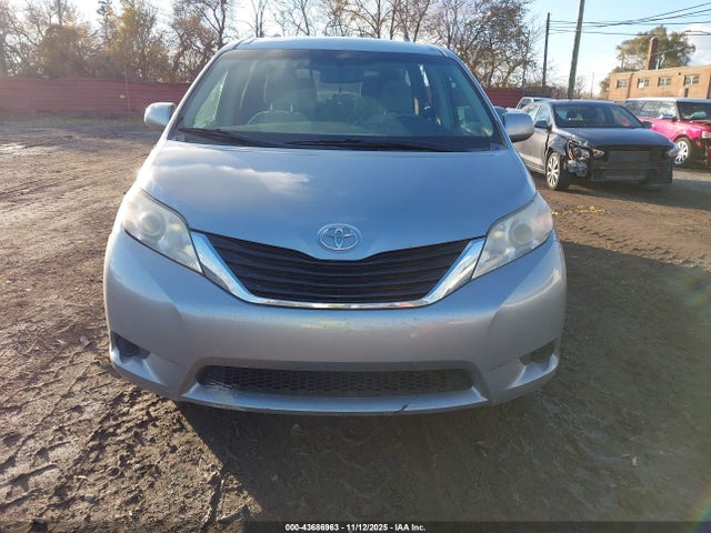 Toyota Sienna Le V6