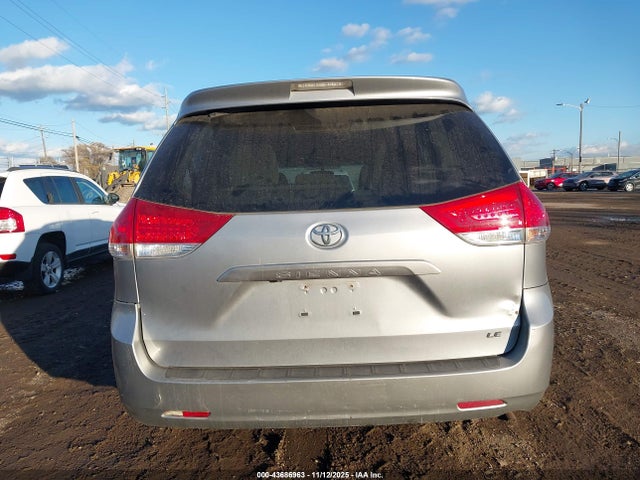 Toyota Sienna Le V6