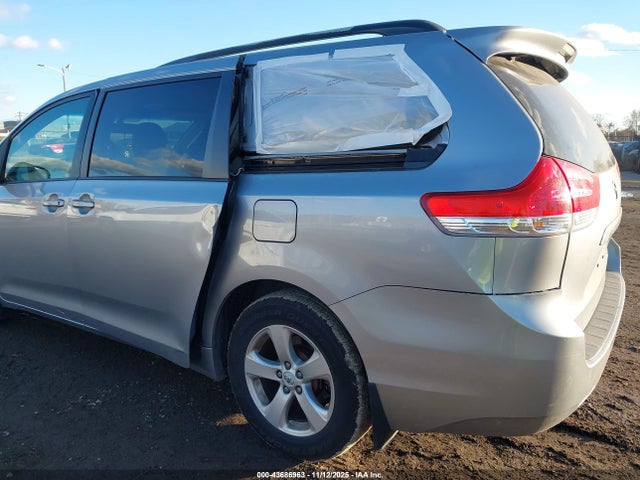 Toyota Sienna Le V6