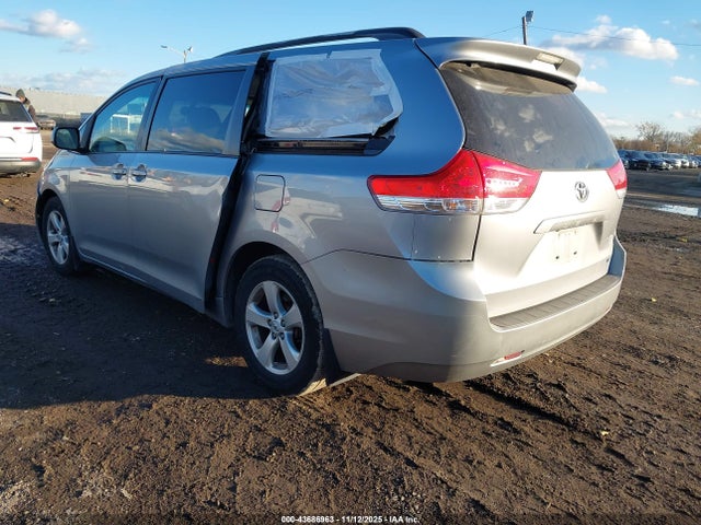 Toyota Sienna Le V6