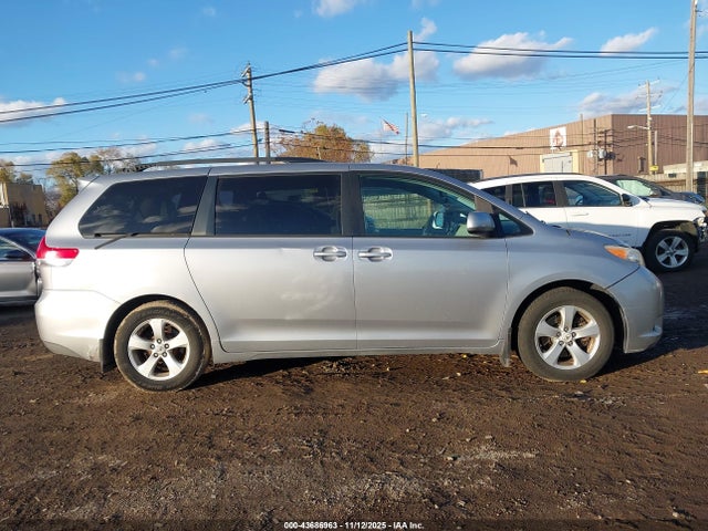 Toyota Sienna Le V6