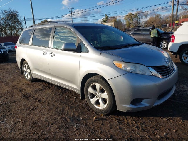 Salvage Toyota Sienna Image