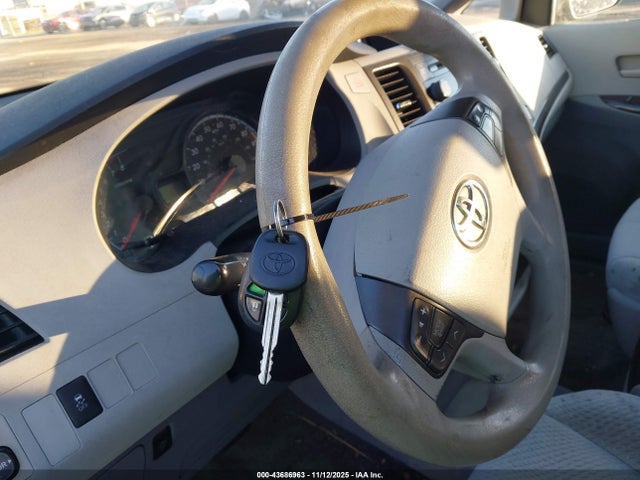 Toyota Sienna Le V6