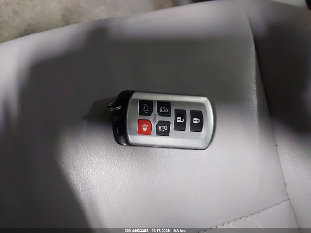 Toyota Sienna Xle 8 Passenger