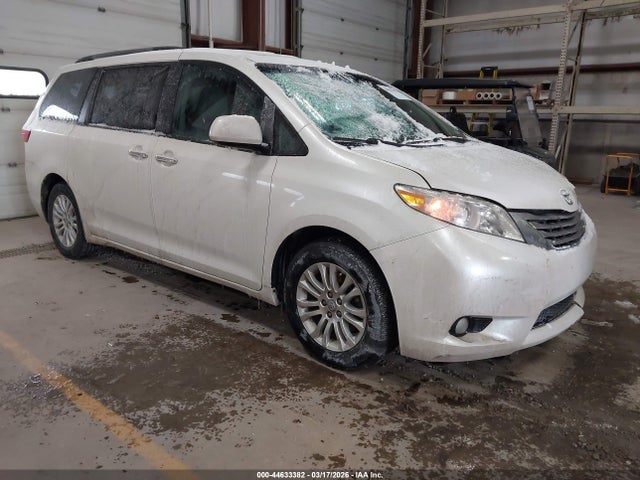 Salvage Toyota Sienna Image