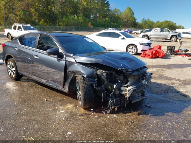 Salvage Nissan Altima Image