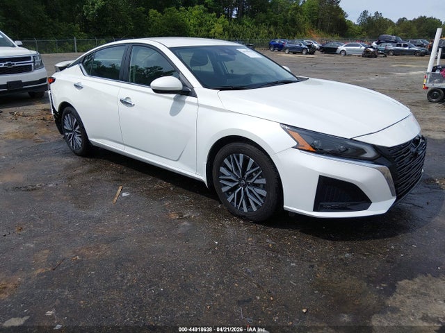 Salvage Nissan Altima Image