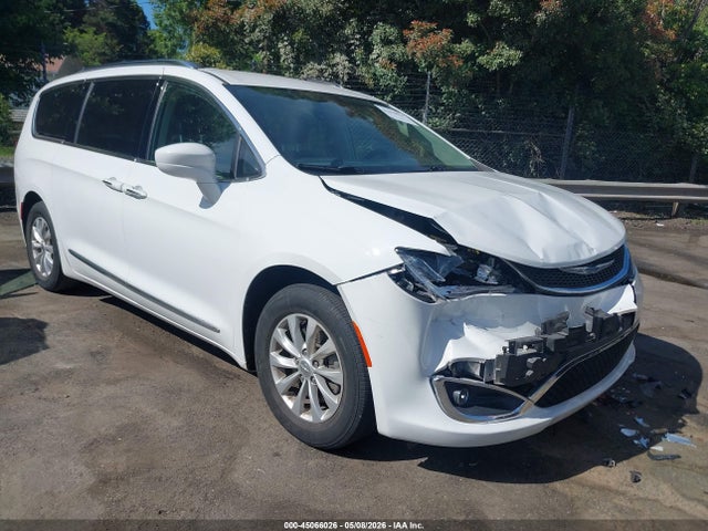 Salvage Chrysler Pacifica Image