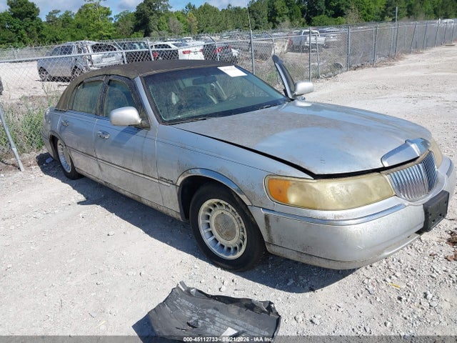 Salvage Lincoln Towncar Image