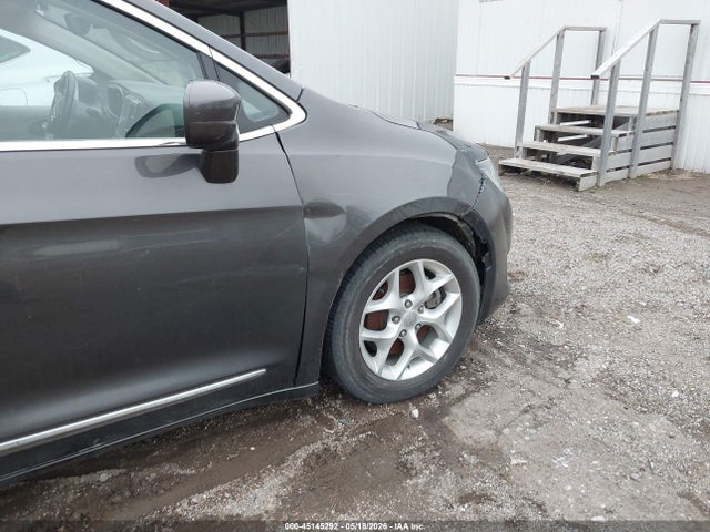 Chrysler Pacifica Touring-l