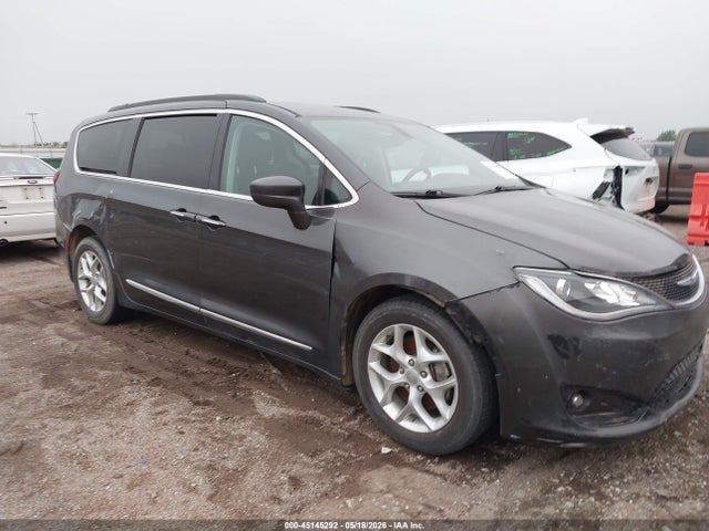 Chrysler Pacifica Touring-l