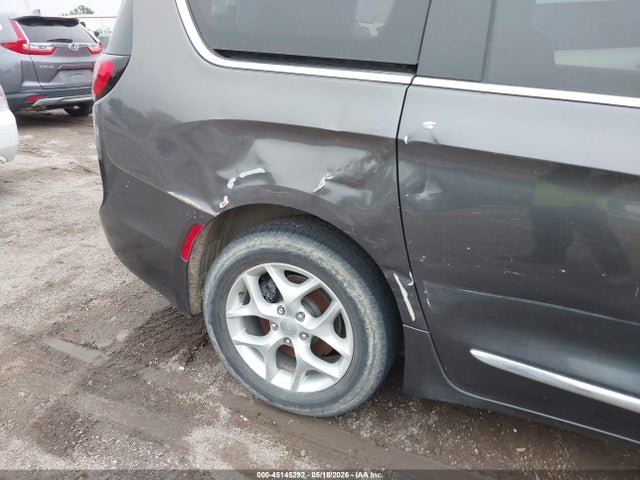 Chrysler Pacifica Touring-l