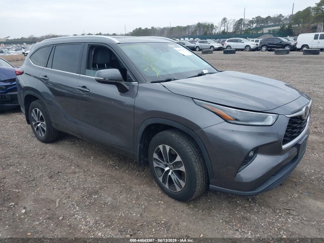 Salvage Toyota Highlander Image