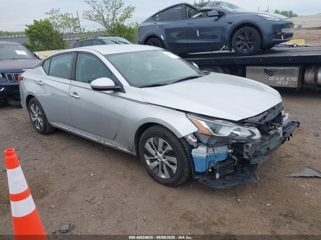 Salvage Nissan Altima Image