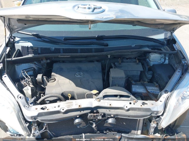 Toyota Sienna Le V6 8 Passenger