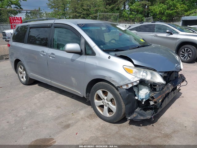 Salvage Toyota Sienna Image