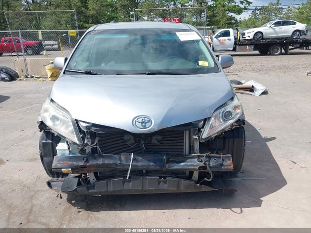 Toyota Sienna Le V6 8 Passenger