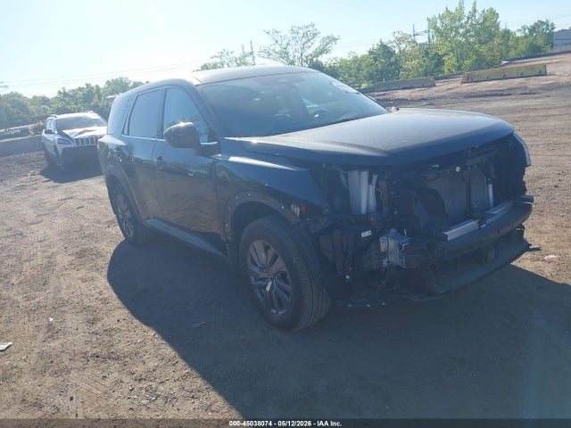 Salvage Nissan Pathfinder Image