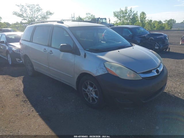 Salvage Toyota Sienna Image