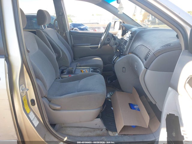Toyota Sienna Le