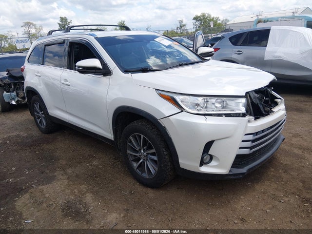 Salvage Toyota Highlander Image