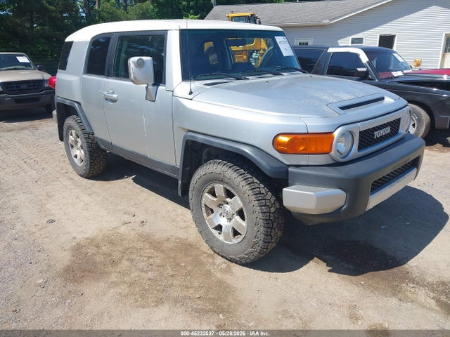 Salvage Toyota FJ Cruiser Image