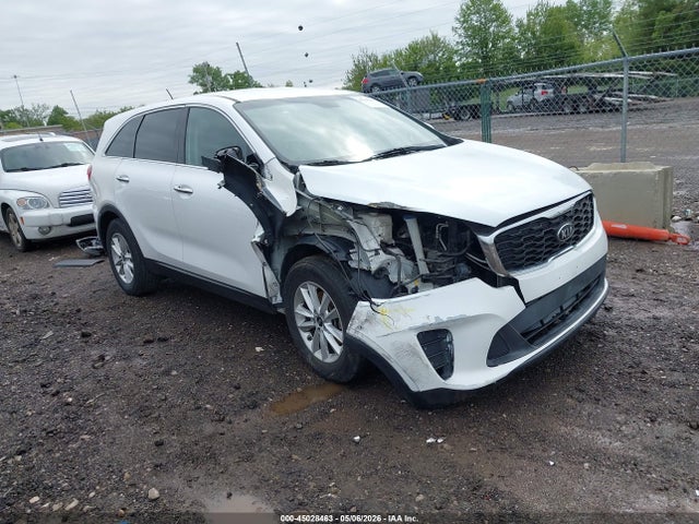 Salvage Kia Sorento Image