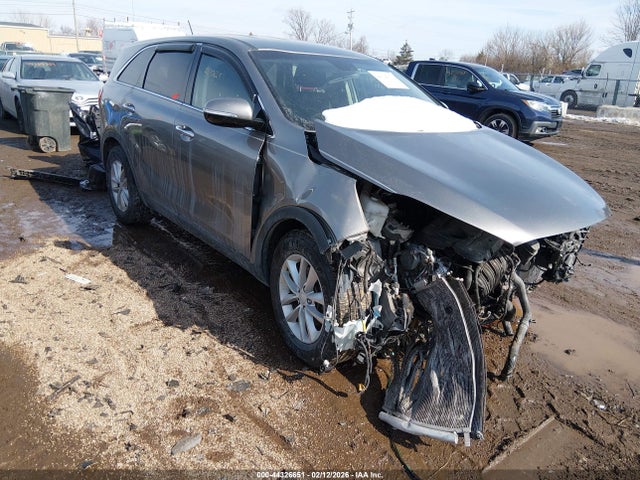 Salvage Kia Sorento Image