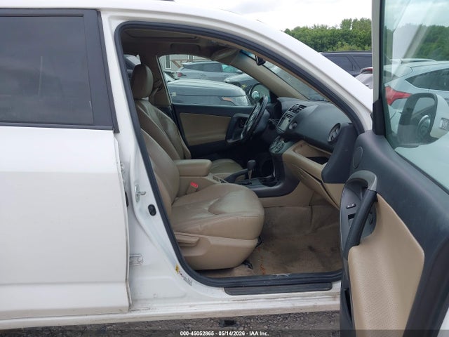 Toyota RAV4 Limited V6