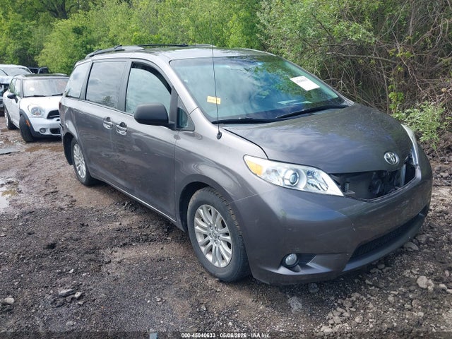 Salvage Toyota Sienna Image