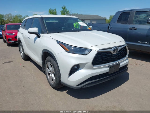 Salvage Toyota Highlander Image